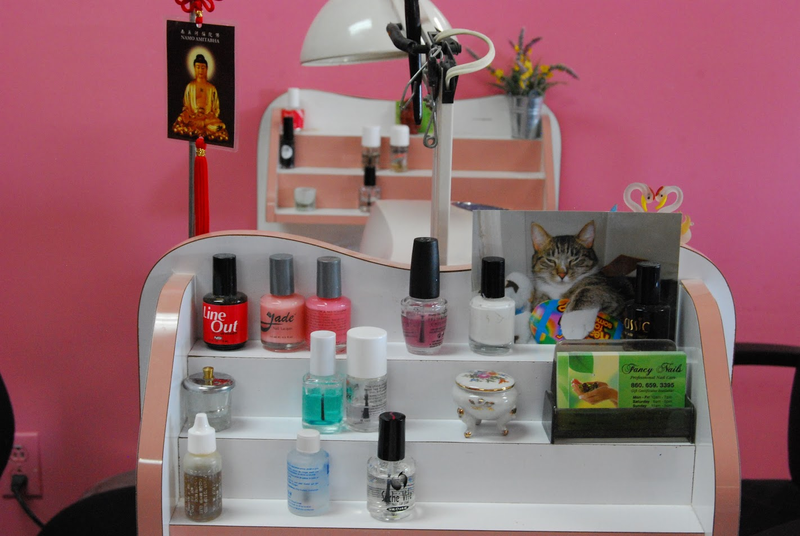 Illustration for article titled A Day in a Nail Salon in East Hartford, CT, in Photos
